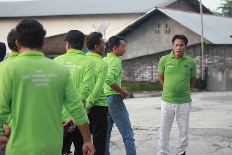 Foto Suasana Saat Mitra SPPG YLH Nusra Mamben Daya Aik Jong, Baihaki Purnawan Memberikan Arahan, Pada Jalan Sehat, Sabtu (21/2/2026)